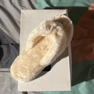i’m selling fluffy slippers. they can be worn around the house! never been worn.